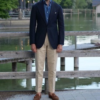С чем носить темно-синюю классическую рубашку мужчине лето: Темно-синяя классическая рубашка в паре с бежевыми классическими брюками позволит создать модный классический лук. Если тебе нравится рисковать, на ноги можешь надеть коричневые замшевые лоферы с кисточками. Думается, это отличный выбор для жаркой летней погоды.