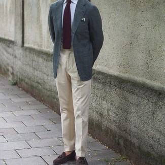 С чем носить темно-красный галстук в 30 лет мужчине лето: Несмотря на то, что этот лук весьма классический, дуэт темно-синего пиджака в шотландскую клетку и темно-красного галстука приходится по вкусу стильным молодым людям, покоряя при этом сердца прекрасных дам. Темно-коричневые замшевые лоферы с кисточками — идеальный выбор, чтобы завершить образ. Переносить изнурительную июльскую жару в такой одежде значительно проще.