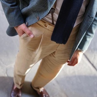Как носить бежевые классические брюки с синим пиджаком в 30 лет мужчине: Несмотря на то, что этот лук выглядит довольно выдержанно, образ из синего пиджака и бежевых классических брюк всегда будет нравиться стильным молодым людям, но также покоряет при этом сердца прекрасных дам. Коричневые кожаные лоферы с кисточками выгодно дополнят этот лук.