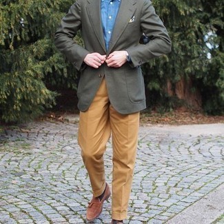 Какие лоферы с кисточками носить с темно-зеленым пиджаком: Темно-зеленый пиджак и табачные классические брюки — обязательные вещи в классическом мужском гардеробе. Лоферы с кисточками — беспроигрышный выбор, чтобы закончить образ.