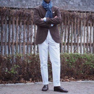 Какие классические брюки носить с темно-коричневыми лоферами в 30 лет мужчине: Комбо из темно-коричневого шерстяного пиджака и классических брюк позволит примерить на себя элегантный стиль. В паре с этим луком наиболее выгодно будут смотреться темно-коричневые лоферы.