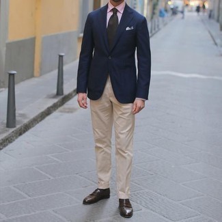 Какие классические брюки носить с темно-коричневыми лоферами в 30 лет мужчине: Темно-синий пиджак и классические брюки — идеальный вариант для мероприятия в фешенебельном заведении. В качестве дополнения к луку сюда напрашиваются темно-коричневые лоферы.
