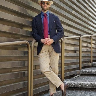 С чем носить соломенную шляпу в 30 лет мужчине в деловом стиле: Если в одежде ты ценишь комфорт и практичность, темно-синий пиджак и соломенная шляпа — великолепный вариант для стильного мужского образа на каждый день. Любители свежих идей могут завершить образ темно-коричневыми кожаными лоферами, тем самым добавив в него немного нарядности.
