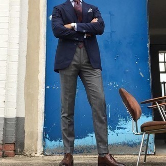С чем носить красно-белый галстук мужчине: Сочетание темно-синего пиджака и красно-белого галстука поможет составить выразительный мужской лук. Весьма выигрышно здесь выглядят коричневые кожаные оксфорды.