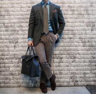 С чем носить коричневый галстук мужчине в теплую погоду: Любой парень будет выглядеть с иголочки в темно-сером пиджаке с узором "гусиные лапки" и коричневом галстуке. Очень органично здесь выглядят темно-коричневые замшевые оксфорды.