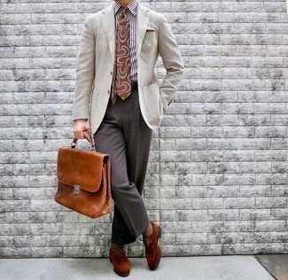 С чем носить темно-коричневые классические брюки в 30 лет мужчине осень: Бежевый шерстяной пиджак в паре с темно-коричневыми классическими брюками поможет составить стильный и мужественный образ. В сочетании с этим луком отлично выглядят табачные замшевые туфли дерби. Нам кажется, это крутая идея на весенне-осенний период.