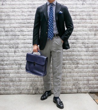 С чем носить бело-темно-синюю классическую рубашку в вертикальную полоску мужчине: Сочетание бело-темно-синей классической рубашки в вертикальную полоску и черно-белых классических брюк с узором "гусиные лапки" — олицетворение делового городского стиля. Что же до обуви, черные кожаные лоферы с кисточками — наиболее уместный вариант.
