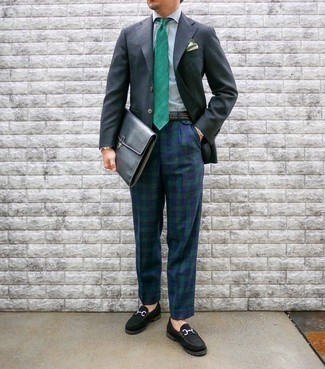 Какие пиджаки носить с темно-сине-зелеными классическими брюками мужчине в деловом стиле: Несмотря на то, что этот ансамбль кажется довольно сдержанным, сочетание пиджака и темно-сине-зеленых классических брюк приходится по вкусу джентльменам, непременно покоряя при этом сердца прекрасных дам. Пара темно-синих замшевых лоферов легко интегрируется в этот образ.