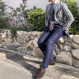 С чем носить синие классические брюки в 30 лет мужчине: Несмотря на то, что это классический образ, тандем серого шерстяного пиджака в вертикальную полоску и синих классических брюк всегда будет выбором современных джентльменов, пленяя при этом сердца противоположного пола. В паре с этим луком наиболее уместно выглядят темно-коричневые замшевые монки.