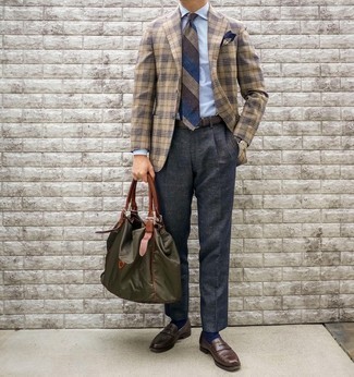 С чем носить темно-зеленую большую сумку из плотной ткани мужчине в теплую погоду в деловом стиле: Если в одежде ты ценишь комфорт и практичность, светло-коричневый пиджак в шотландскую клетку и темно-зеленая большая сумка из плотной ткани — превосходный выбор для привлекательного мужского лука на каждый день. Очень органично здесь будут выглядеть темно-коричневые кожаные лоферы.