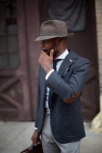 Модный лук: темно-серый шерстяной пиджак, белая классическая рубашка, серые шерстяные классические брюки, темно-коричневая шерстяная шляпа