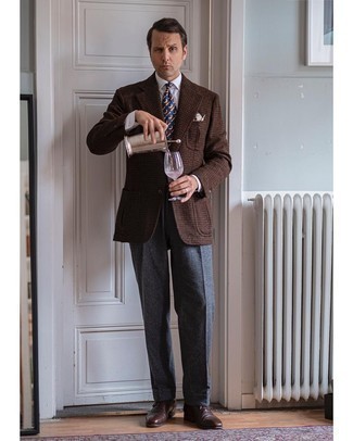 С чем носить табачный галстук с принтом за 40 лет мужчине в деловом стиле: Коричневый шерстяной пиджак с узором "гусиные лапки" в сочетании с табачным галстуком с принтом поможет реализовать строгий деловой стиль. Думаешь добавить в этот ансамбль немного классики? Тогда в качестве дополнения к этому образу, стоит выбрать темно-коричневые кожаные оксфорды.