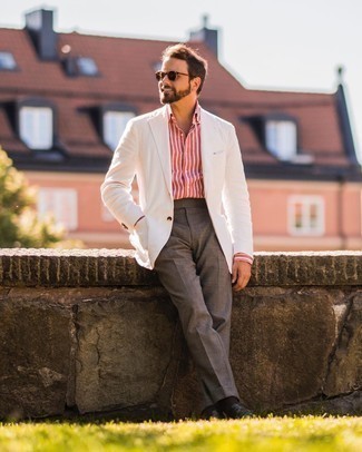 Какие лоферы носить с серыми классическими брюками мужчине: Белый пиджак и серые классические брюки помогут создать утонченный мужской образ. Лоферы становятся отличным дополнением к твоему ансамблю.