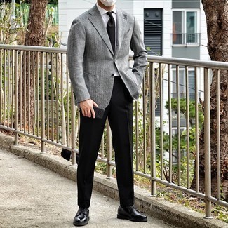 С чем носить черные классические брюки в 30 лет мужчине в теплую погоду в деловом стиле: Серый шерстяной пиджак и черные классические брюки помогут создать незабываемый мужской образ. Черные кожаные туфли дерби — беспроигрышный выбор, чтобы дополнить образ.