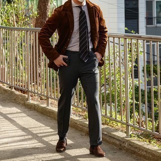 Как носить коричневый пиджак с темно-серыми классическими брюками мужчине в деловом стиле: Комбо из коричневого пиджака и темно-серых классических брюк поможет исполнить элегантный мужской стиль. В сочетании с этим образом наиболее выгодно смотрятся коричневые замшевые лоферы.