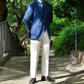 Модный лук: синий пиджак, голубая классическая рубашка из шамбре, белые классические брюки, темно-коричневые замшевые лоферы с кисточками