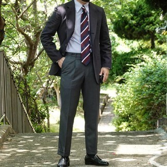С чем носить разноцветный галстук мужчине в теплую погоду: Сочетание темно-серого пиджака и разноцветного галстука — великолепный пример делового городского стиля. Тебе нравятся незаурядные сочетания? Тогда закончи свой образ черными кожаными лоферами.