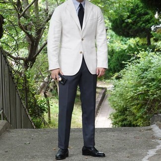 С чем носить белый пиджак мужчине: Сочетание белого пиджака и темно-синих классических брюк позволит создать запоминающийся мужской лук. Пара черных кожаных лоферов позволит сделать образ более законченным.