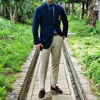 Как носить бежевые классические брюки с синим пиджаком в 30 лет мужчине: Несмотря на то, что это классический лук, образ из синего пиджака и бежевых классических брюк неизменно нравится стильным мужчинам, а также покоряет сердца барышень. Вместе с этим ансамблем гармонично смотрятся темно-коричневые замшевые лоферы.