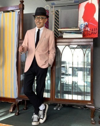 С чем носить черно-белые низкие кеды из плотной ткани за 60 лет мужчине: Розовый пиджак и черные классические брюки — великолепный выбор для выхода в свет. Этот ансамбль неплохо закончат черно-белые низкие кеды из плотной ткани.