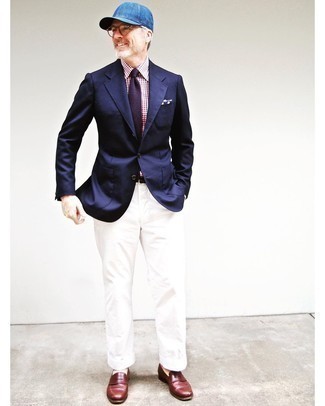С чем носить пурпурный вязаный галстук за 50 лет мужчине: Сочетание темно-синего пиджака и пурпурного вязаного галстука — замечательный пример строгого делового стиля. В этот лук очень легко интегрировать коричневые кожаные лоферы.