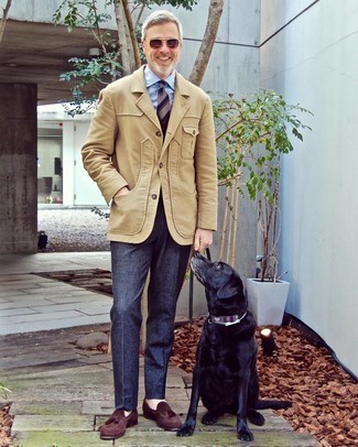 С чем носить темно-коричневый галстук в горизонтальную полоску за 50 лет мужчине: Светло-коричневый пиджак в паре с темно-коричневым галстуком в горизонтальную полоску позволит создать модный и изысканный образ. В тандеме с этим ансамблем наиболее гармонично будут выглядеть темно-коричневые замшевые лоферы с кисточками.