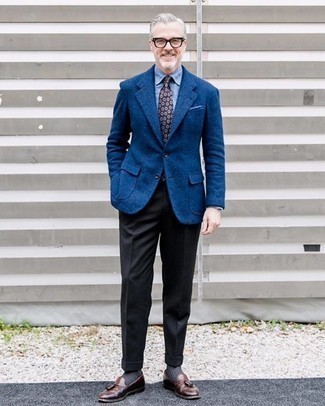 С чем носить табачный галстук с принтом за 50 лет мужчине: Любой парень будет выглядеть отменно в синем шерстяном пиджаке и табачном галстуке с принтом. Вкупе с этим образом удачно смотрятся коричневые кожаные лоферы с кисточками.