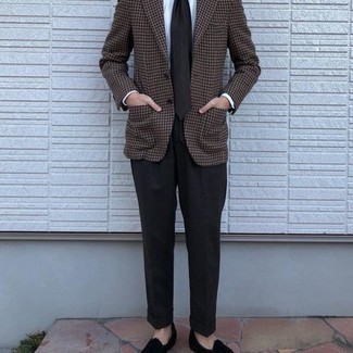 С чем носить темно-коричневый галстук в 30 лет мужчине в деловом стиле: Коричневый пиджак с узором "гусиные лапки" смотрится прекрасно в сочетании с темно-коричневым галстуком. В паре с этим луком удачно будут выглядеть черные замшевые лоферы с кисточками.