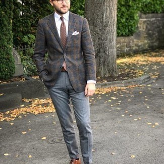 С чем носить темно-серый шерстяной пиджак в шотландскую клетку мужчине в теплую погоду: Темно-серый шерстяной пиджак в шотландскую клетку и серые классические брюки помогут создать выразительный мужской образ. Если ты любишь смешивать в своих образах разные стили, из обуви можешь надеть табачные кожаные оксфорды.