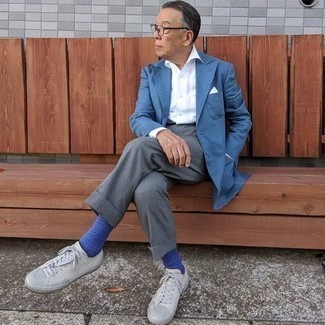 Как носить синий пиджак с серыми классическими брюками мужчине: Синий пиджак и серые классические брюки — великолепный выбор для мероприятия в фешенебельном заведении. Почему бы не добавить в этот ансамбль чуточку расслабленности с помощью серых низких кед из плотной ткани?