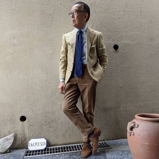 С чем носить брюки за 60 лет мужчине в теплую погоду в деловом стиле: Бежевый пиджак в шотландскую клетку выглядит выигрышно в паре с брюками. И почему бы не привнести в повседневный лук чуточку стильной строгости с помощью коричневых замшевых туфель дерби?