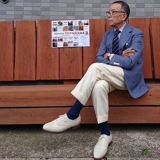 Какие броги носить с светло-коричневыми классическими брюками за 60 лет: Комбо из синего пиджака и светло-коричневых классических брюк — чудесный пример изысканного мужского стиля. Любишь смелые сочетания? Можешь завершить свой лук брогами.