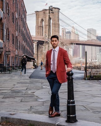 Какие классические брюки носить с коричневыми оксфордами в 20 лет: Красный пиджак выглядит прекрасно в паре с классическими брюками. Пара коричневых оксфордов поможет сделать образ более законченным.