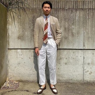 Модный лук: бежевый льняной пиджак, белая классическая рубашка, белые классические брюки, коричневые кожаные лоферы
