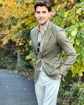 С чем носить оливковый пиджак в шотландскую клетку в 30 лет мужчине в деловом стиле: Оливковый пиджак в шотландскую клетку в сочетании с мятными классическими брюками поможет исполнить изысканный мужской стиль.
