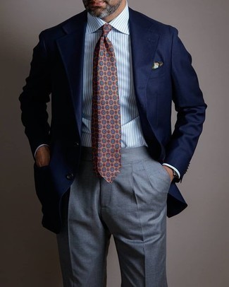 С чем носить оранжевый галстук за 40 лет мужчине в деловом стиле: Темно-синий пиджак в паре с оранжевым галстуком — хороший пример элегантного стиля.