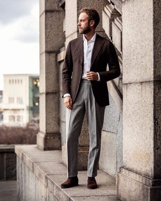 Как носить темно-коричневый шерстяной пиджак с серыми классическими брюками в 30 лет мужчине весна: Темно-коричневый шерстяной пиджак в сочетании с серыми классическими брюками позволит создать модный и элегантный лук. Пара темно-коричневых замшевых лоферов выигрышно интегрируется в этот образ. Разве это не идеальный вариант для того времени, когда зима уходит, и на пятки ей наступает приятная весна?