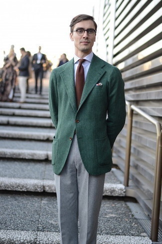 С чем носить серые шерстяные классические брюки мужчине в теплую погоду в деловом стиле: Комбо из темно-зеленого шерстяного пиджака и серых шерстяных классических брюк позволит составить модный и мужественный лук.