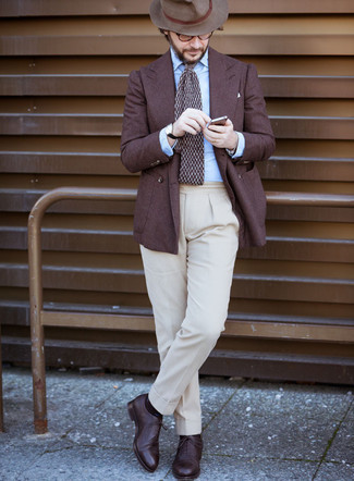 С чем носить темно-коричневый галстук в клетку мужчине в теплую погоду: Несмотря на то, что это достаточно сдержанный лук, дуэт коричневого пиджака и темно-коричневого галстука в клетку всегда будет нравиться стильным мужчинам, непременно покоряя при этом дамские сердца. Что касается обуви, темно-коричневые кожаные оксфорды — самый выигрышный вариант.