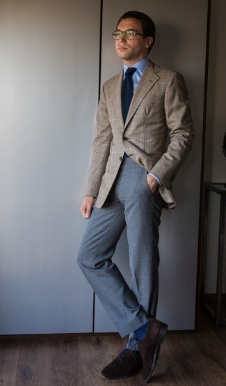 С чем носить светло-коричневый пиджак в клетку в 30 лет мужчине в теплую погоду в деловом стиле: Светло-коричневый пиджак в клетку в паре с серыми классическими брюками позволит создать выразительный мужской лук. Такой лук получает свежее прочтение в сочетании с темно-коричневыми замшевыми оксфордами.