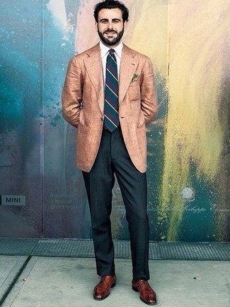 С чем носить темно-бирюзовый галстук в горизонтальную полоску в 30 лет мужчине: Светло-коричневый льняной пиджак в сочетании с темно-бирюзовым галстуком в горизонтальную полоску позволит воплотить элегантный мужской стиль. В качестве завершения этого образа сюда напрашиваются коричневые кожаные туфли дерби.