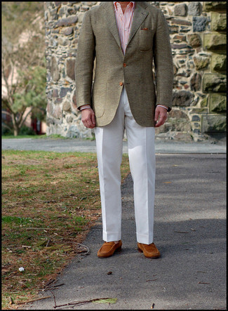 С чем носить оранжевую классическую рубашку мужчине: Оранжевая классическая рубашка в паре с белыми классическими брюками поможет создать стильный классический лук. Такой образ легко адаптировать к повседневным реалиям, если завершить его табачными замшевыми лоферами.