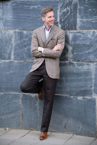 С чем носить коричневый пиджак в клетку мужчине: Коричневый пиджак в клетку и темно-коричневые классические брюки — превосходный пример элегантного мужского стиля. Этот образ получает свежее прочтение в сочетании с коричневыми кожаными оксфордами.