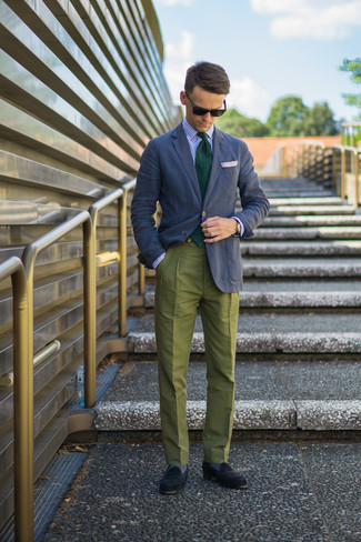 Какие пиджаки носить с темно-зелеными классическими брюками в 30 лет мужчине лето в деловом стиле: Несмотря на то, что это достаточно сдержанный лук, ансамбль из пиджака и темно-зеленых классических брюк приходится по душе джентльменам, а также покоряет дамские сердца. Темно-синие замшевые лоферы станут превосходным дополнением к твоему луку. Пережить невыносимую июльскую жару в таком луке будет несомненно проще.
