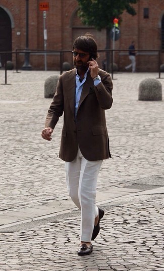 Какие лоферы носить с коричневым пиджаком за 40 лет мужчине: Коричневый пиджак и белые классические брюки — беспроигрышный ансамбль для выхода в свет. Лоферы — хороший выбор, чтобы дополнить лук.