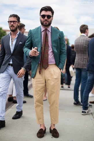 Какие лоферы носить с светло-коричневыми классическими брюками в 30 лет мужчине в деловом стиле: Темно-бирюзовый пиджак в сочетании со светло-коричневыми классическими брюками поможет исполнить элегантный стиль. Вкупе с этим образом органично выглядят лоферы.
