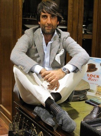 С чем носить темно-серые замшевые лоферы за 40 лет мужчине: Сочетание серого пиджака в шотландскую клетку и белых классических брюк — воплощение изысканного мужского стиля. Вместе с этим образом выгодно смотрятся темно-серые замшевые лоферы.
