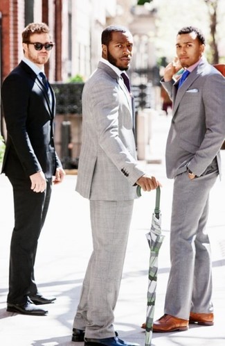 С чем носить темно-пурпурный галстук в 30 лет мужчине в деловом стиле: Комбо из серого пиджака и темно-пурпурного галстука позволит создать незабываемый мужской образ. Создать выразительный контраст с остальными составляющими этого ансамбля помогут черные кожаные туфли дерби.