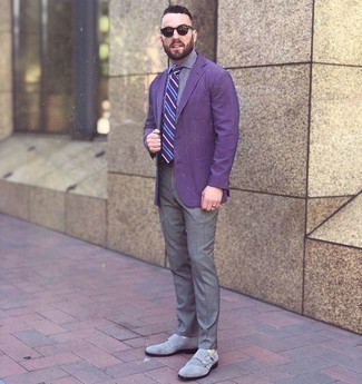 Какие монки с двумя ремешками носить с фиолетовым пиджаком в 30 лет: Фиолетовый пиджак и серые классические брюки — must have вещи в деловом мужском гардеробе. Монки с двумя ремешками органично впишутся в образ.
