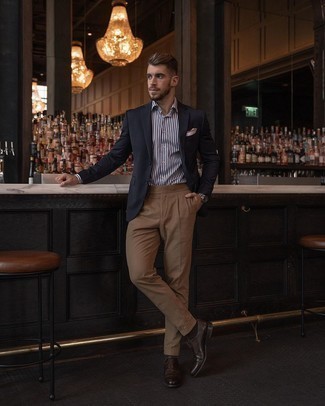 Как носить светло-коричневые классические брюки с темно-синим пиджаком мужчине: Темно-синий пиджак и светло-коричневые классические брюки — отличный вариант для светского мероприятия. Что же до обуви, темно-коричневые кожаные оксфорды — наиболее подходящий вариант.